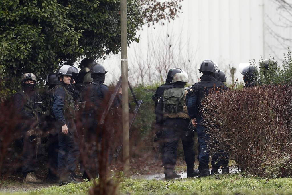 Police hunt for Charlie Hebdo suspects