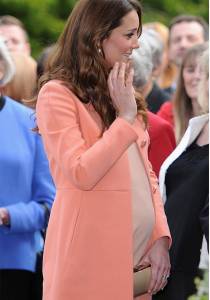 Pregnant-Kate-Middleton-children-s-hospice-visit-peach-coat-jpg_165532