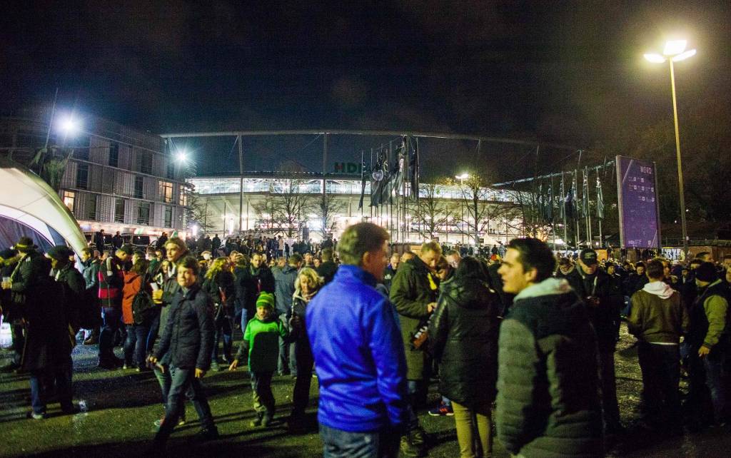 epa05030157 Fans leave the HDI-Arena stadium area after the Germany vs Netherlands football match was called off, in Hanover, Germany, 17 November 2015.  This is presumed to be due to a suspicious object. The match has been called off on short notice, as the police said.  EPA/PHILIPP VON DITFURTH