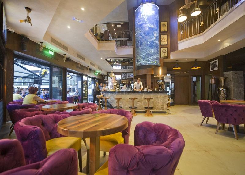 Rocco__s_Whiskey_Lounge_+_Aquarium[2]