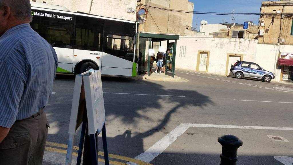 bus stop nies