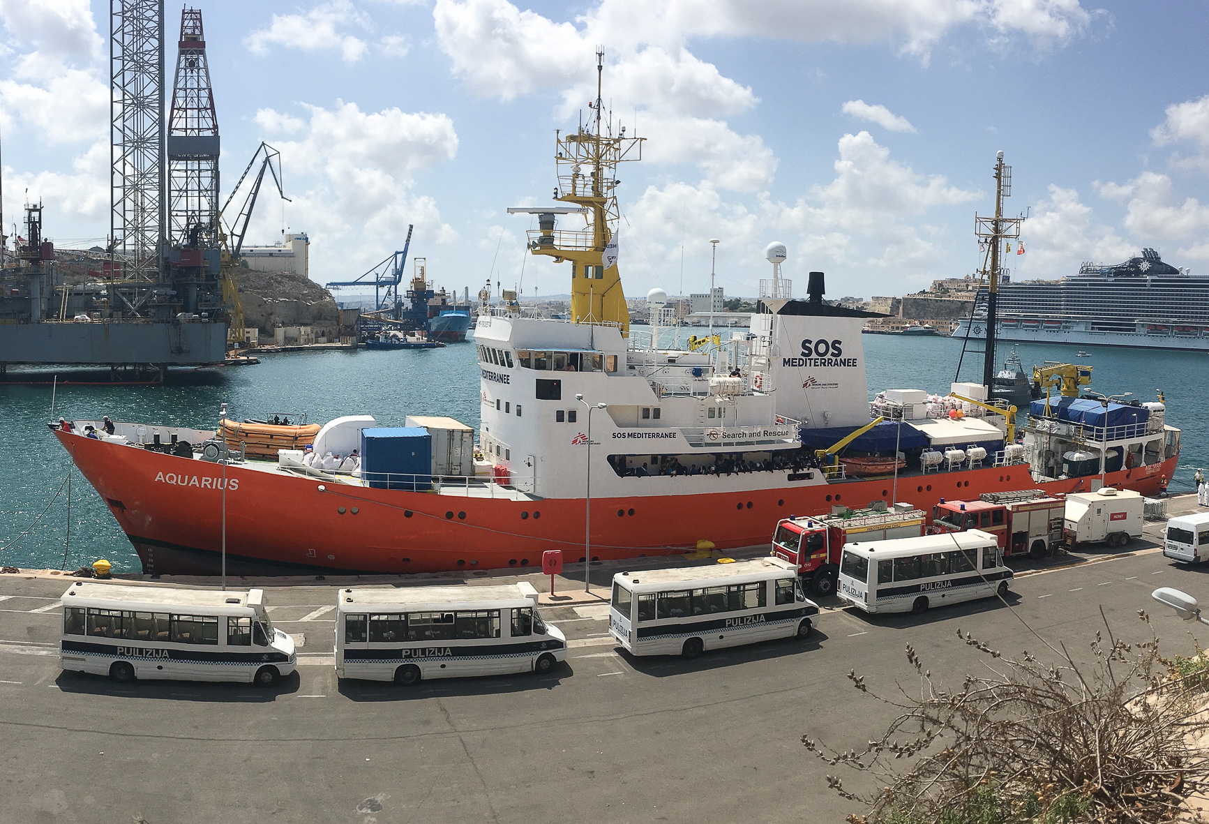FILMAT: 141 immigrant ieħor abbord l-MV Aquarius jiddaħħlu Malta - NETnews