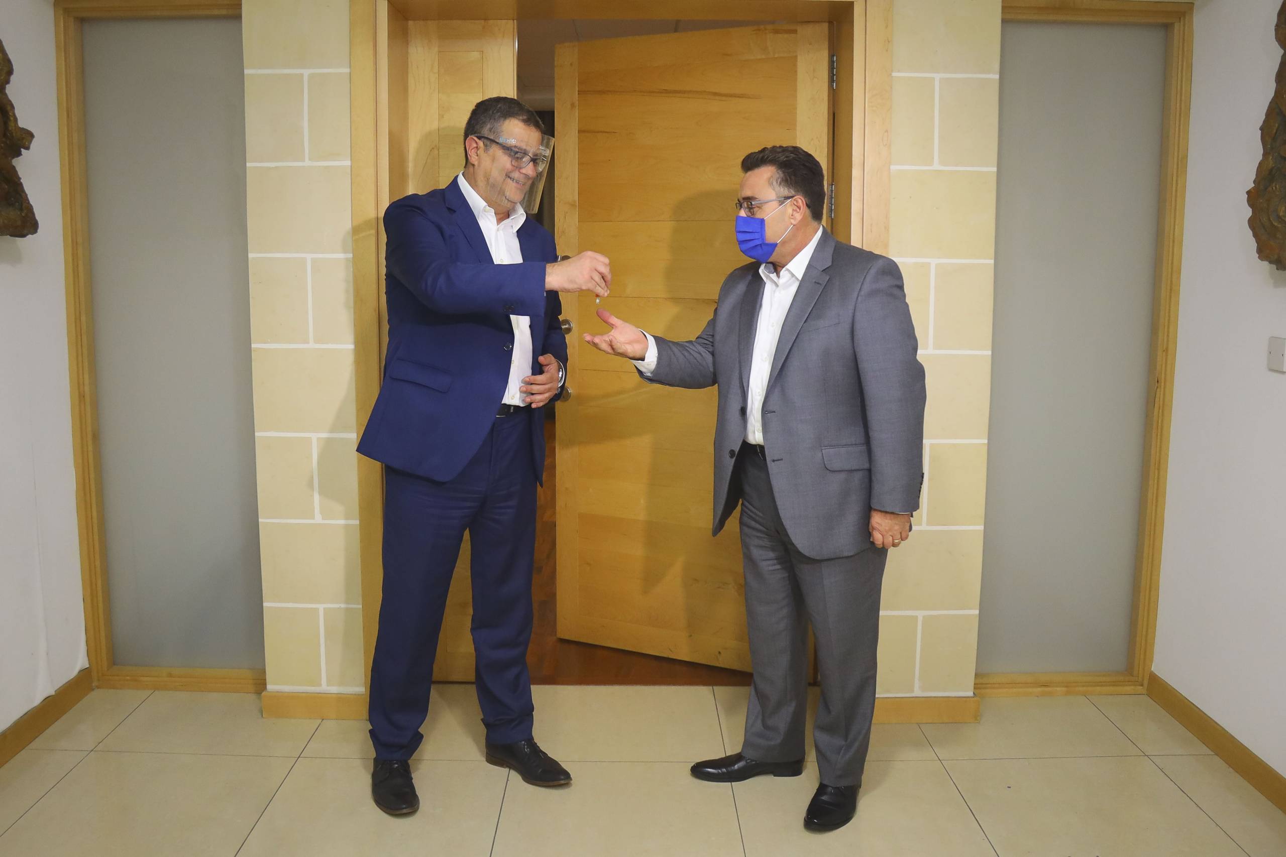 Bernard Grech jingħata ċ-ċwievet tal-Uffiċċju tal-Kap tal-PN mingħand ...