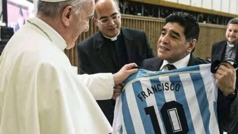 Meta l-Papa Franġisku kien laqa' għandu lil Diego Armando Maradona.