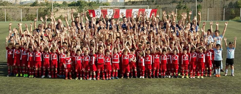 Tfal minn nursery ta' Fgura United u plejers tat-timijiet diversi minn dan il-klabb, jiċċelebraw it-tnedija ta' inizjattiva b'għan nobbli.