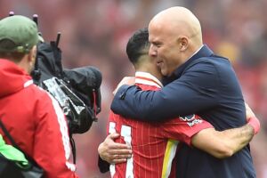 Arne Slot jgħannaq lil Mohamed Salah fit-tmiem tal-partita kontra Crystal Palace