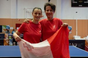 Il-koppja Maltija, Maria Carmela Iacop u Renata Strbikova, rebbieħa tal-midalja tad-deheb fid-doubles tat-Table Tennis tan-nisa.