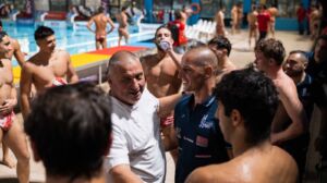 Il-President tal-ASA, Karl Izzo jiċċelebra mal-bqija tal-iskwadra Maltija, il-kwalifikazzjoni għal Belgrad 2026.
