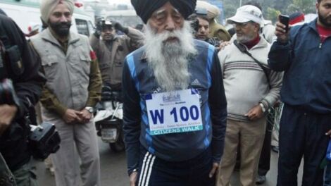 Fauja Singh, meta kien diġa' kellu 100 sena, jagħmel il-warm-up qabel il-bidu ta' maratona fl-Indja, fl-2012.