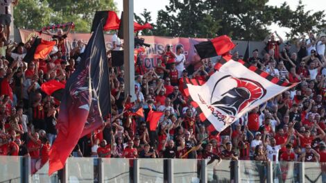 Il-partitarji ta' Ħamrun Spartans jiċċelebraw ir-rebħa kontra FK Zalgiris (ritratt ta' Joseph Galea)
