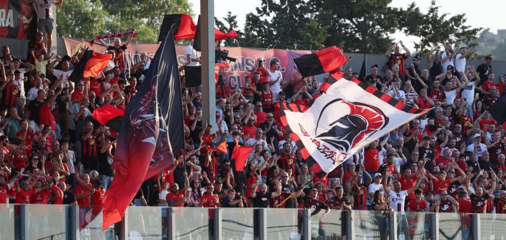 Il-partitarji ta' Ħamrun Spartans jiċċelebraw ir-rebħa kontra FK Zalgiris (ritratt ta' Joseph Galea)