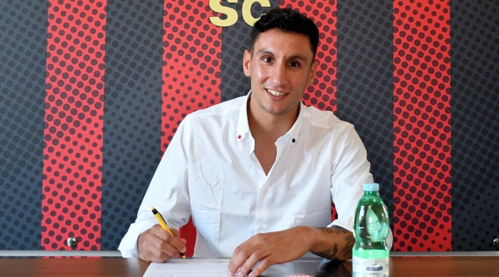 Kurt Shaw jiffirma' ma' Sorrento Calcio