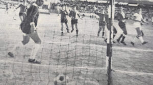 Azzjoni mill-partita ta;' 56 sena llu bejn Hibernians u FC Spartak Trnava, li kienet intlagħbet fl-Istadium tal-Gżira u ntemmet 2-2.