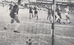 Azzjoni mill-partita ta;' 56 sena llu bejn Hibernians u FC Spartak Trnava, li kienet intlagħbet fl-Istadium tal-Gżira u ntemmet 2-2.