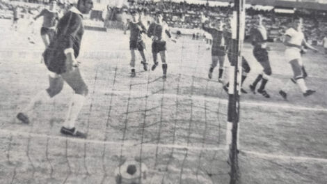 Azzjoni mill-partita ta;' 56 sena llu bejn Hibernians u FC Spartak Trnava, li kienet intlagħbet fl-Istadium tal-Gżira u ntemmet 2-2.