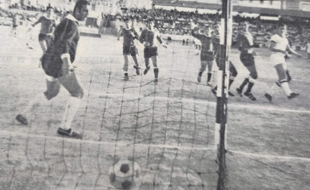 Azzjoni mill-partita ta;' 56 sena llu bejn Hibernians u FC Spartak Trnava, li kienet intlagħbet fl-Istadium tal-Gżira u ntemmet 2-2.