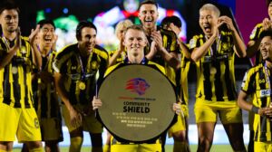 Trent Buhagiar jiċċelebra r-rebħ tal-Community Shield mal-klabb il-ġdid tiegħu f'Singapor, Tampines Rovers.