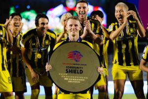 Trent Buhagiar jiċċelebra r-rebħ tal-Community Shield mal-klabb il-ġdid tiegħu f'Singapor, Tampines Rovers.