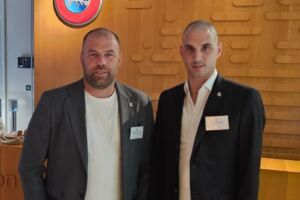 Id-Direttur tal-Klabb ta’ Naxxar Lions, Omar Borg u l-Kordinatur tat-Tim, Adrian Ciappara f'Monaco