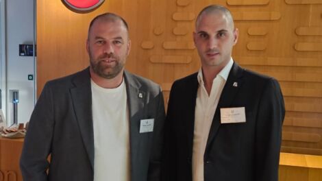 Id-Direttur tal-Klabb ta’ Naxxar Lions, Omar Borg u l-Kordinatur tat-Tim, Adrian Ciappara f'Monaco