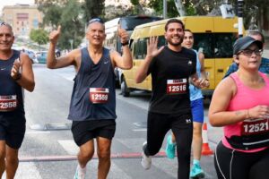 Il-Kap Alex Borg jidher itemm it-tiġrija ta' ħames kilometri.
