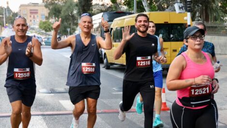 Il-Kap Alex Borg jidher itemm it-tiġrija ta' ħames kilometri.
