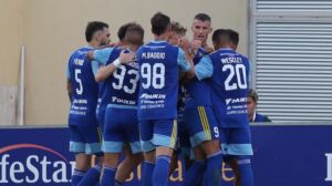 Sliema Wanderers jiċċelebraw wieħed miż-żewġ gowls kontra Ħamrun Spartans (Ritratt ta' Joseph Galea)