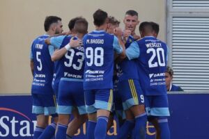 Sliema Wanderers jiċċelebraw wieħed miż-żewġ gowls kontra Ħamrun Spartans (Ritratt ta' Joseph Galea)