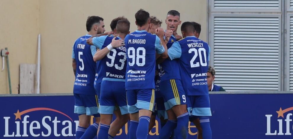 Sliema Wanderers jiċċelebraw wieħed miż-żewġ gowls kontra Ħamrun Spartans (Ritratt ta' Joseph Galea)