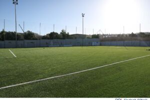 Il-wiċċ sintetiku ġdid, fl-iskola Primarja ta’ Pembroke.