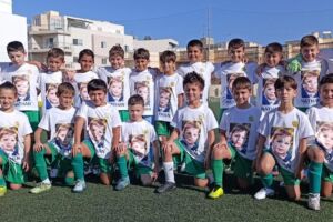 It-tfal tat-tim ta' taħt l-10 snin ta' Żebbuġ Rangers, libsin flokkijiet speċjali bir-ritratt tat-tarbija, Nathan.
