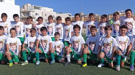 It-tfal tat-tim ta' taħt l-10 snin ta' Żebbuġ Rangers, libsin flokkijiet speċjali bir-ritratt tat-tarbija, Nathan.