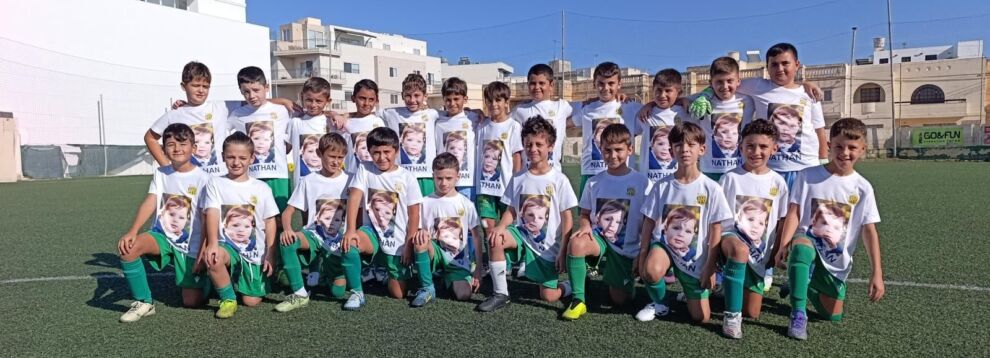 It-tfal tat-tim ta' taħt l-10 snin ta' Żebbuġ Rangers, libsin flokkijiet speċjali bir-ritratt tat-tarbija, Nathan.