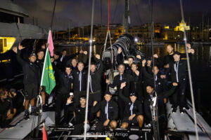 L-ekwipaġġ tal-jott Black Jack 100, jiċċelebraw ir-rebħ tal-Monohull Line Honours tar-Rolex Middle Sea Race.