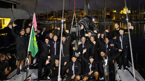 L-ekwipaġġ tal-jott Black Jack 100, jiċċelebraw ir-rebħ tal-Monohull Line Honours tar-Rolex Middle Sea Race.