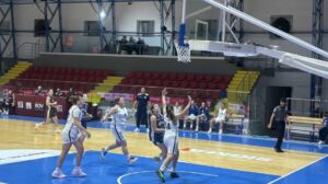 Caffè Moak Luxol jerbħu l-partita prinċipali.