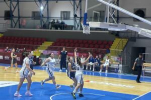 Caffè Moak Luxol jerbħu l-partita prinċipali.