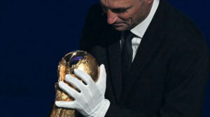 It-trofew tat-Tazza tad-Dinja f'idejn il-kowċ tal-Arġentina, Lionel Scaloni.