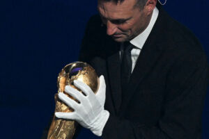It-trofew tat-Tazza tad-Dinja f'idejn il-kowċ tal-Arġentina, Lionel Scaloni.