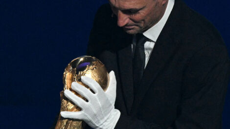 It-trofew tat-Tazza tad-Dinja f'idejn il-kowċ tal-Arġentina, Lionel Scaloni.