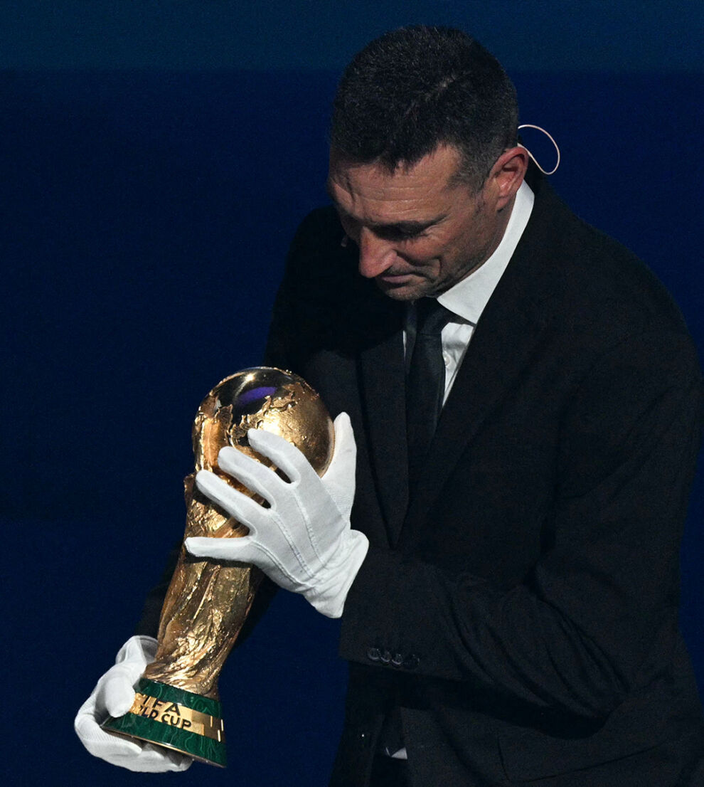 It-trofew tat-Tazza tad-Dinja f'idejn il-kowċ tal-Arġentina, Lionel Scaloni.