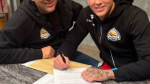 Jake Muscat flimkien mal-President ta' San Ġiljan, Peter Bonavia waqt il-firma tal-kuntratt ta' erba' snin mal-klabb il-ġdid tiegħu.