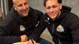 Jake Muscat flimkien mal-President ta' San Ġiljan, Peter Bonavia waqt il-firma tal-kuntratt ta' erba' snin mal-klabb il-ġdid tiegħu.