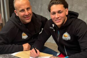 Jake Muscat flimkien mal-President ta' San Ġiljan, Peter Bonavia waqt il-firma tal-kuntratt ta' erba' snin mal-klabb il-ġdid tiegħu.