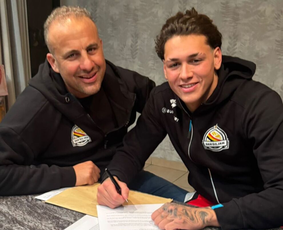 Jake Muscat flimkien mal-President ta' San Ġiljan, Peter Bonavia waqt il-firma tal-kuntratt ta' erba' snin mal-klabb il-ġdid tiegħu.