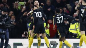 Matheus Cunha jidher jindirizza l-kamera wara li skorja l-gowl tar-rebħa għal Manchester United kontra Arsenal.