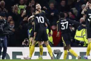 Matheus Cunha jidher jindirizza l-kamera wara li skorja l-gowl tar-rebħa għal Manchester United kontra Arsenal.