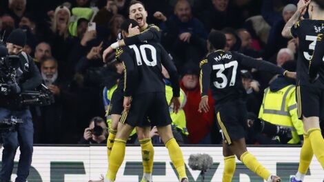 Matheus Cunha jidher jindirizza l-kamera wara li skorja l-gowl tar-rebħa għal Manchester United kontra Arsenal.