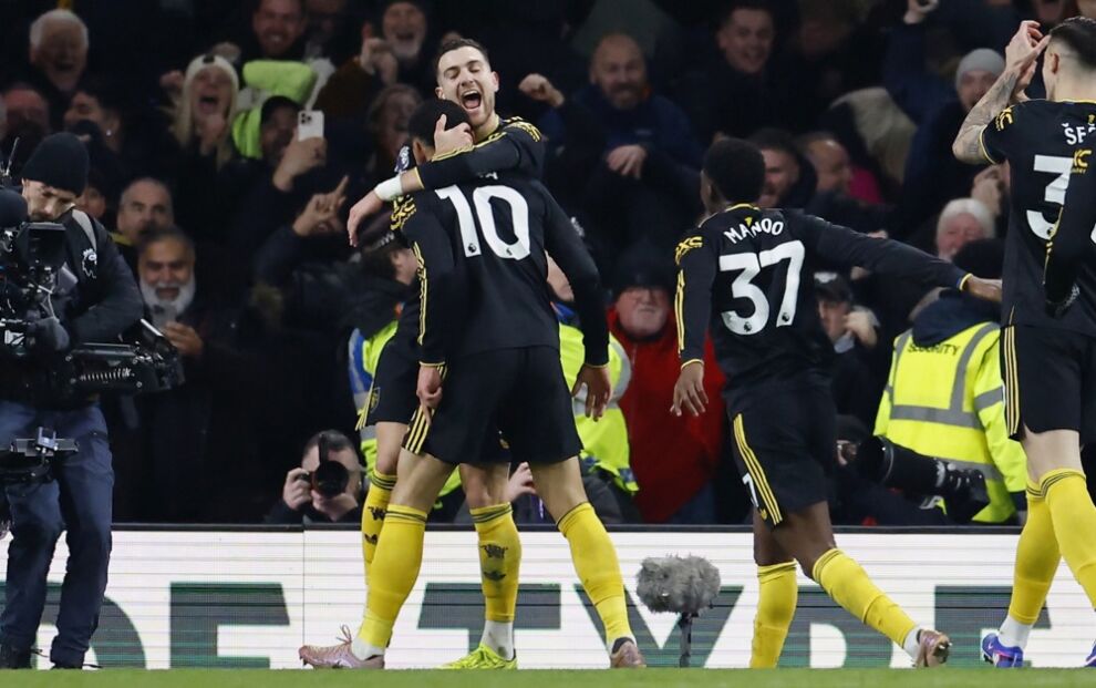 Matheus Cunha jidher jindirizza l-kamera wara li skorja l-gowl tar-rebħa għal Manchester United kontra Arsenal.