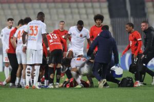 Il-mument fejn Sava Radic ta' Valletta jidher jintervjeni, u daħal subgħajħ f'ħalq Matias Nicolas Garcia biex iżżomlu l-ilsien. (Ritratt ta' Joseph Galea)